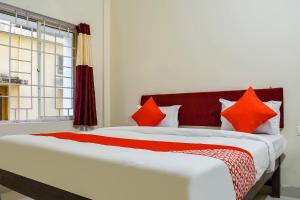 Postel nebo postele na pokoji v ubytování Hotel O Shiv Sai Palace