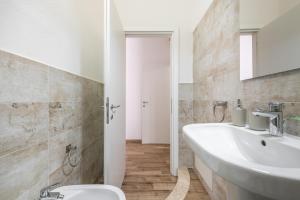 bagno con lavandino e servizi igienici di Villetta Mattia a Pula