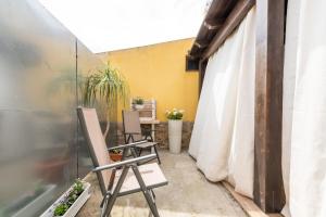 a patio with two chairs and a table on a balcony at Villetta Mattia in Pula