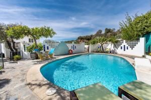 uma piscina com água azul num quintal em El Nido holiday cottage with pool em Órgiva