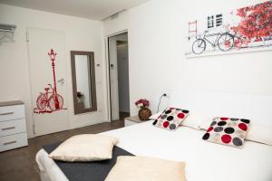 Säng eller sängar i ett rum på Maisonette Modena Park