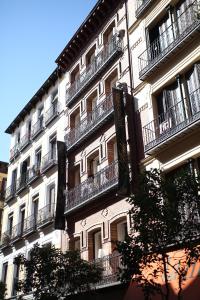d'un grand bâtiment avec des balcons sur le côté. dans l'établissement AB Design Suites, à Madrid