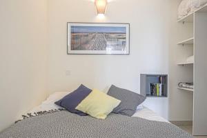 Ένα ή περισσότερα κρεβάτια σε δωμάτιο στο Appartement de charme dans un château à 5 min d'Honfleur