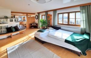 um quarto com uma cama grande e uma sala de estar em 103 m2 Apartment EschenWald vomLandl Leogang em Leogang