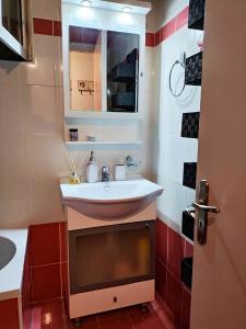 uma casa de banho com um lavatório e um espelho em Olivia's Loft House One em Ioannina