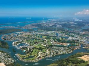 una vista aérea de una ciudad junto al agua en Comfortable 2 Story Villa next to a Canal, en Gold Coast