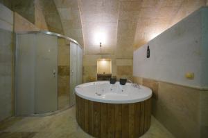 ウルギュップにあるユルギュップ イン ケーブ ホテルのバスルーム(大型シンク、シャワー付)