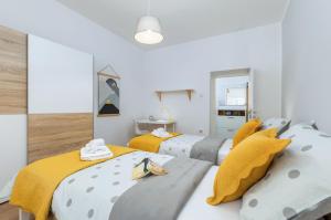 2 letti in una camera con giallo e grigio di Lovely house with garden near city centre a Pola (Pula)