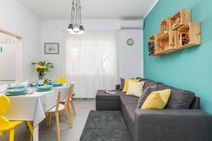 un soggiorno con un divano e un tavolo di Lovely house with garden near city centre a Pola (Pula)