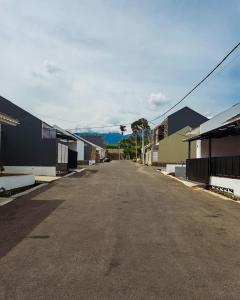 una calle vacía en una ciudad con edificios en AKSHAYA VILLA SUKABUMI en Sukabumi