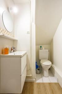 bagno bianco con servizi igienici e lavandino di STUDIO COSY NEUF ORSAY - Proche ecoles et entreprises a Orsay