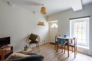 salon ze stołem i krzesłami w obiekcie STUDIO COSY NEUF - FIBRE - PARKING GRATUIT - Proche écoles et entreprises w mieście Orsay +10 zdjęć