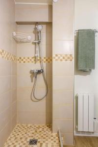 a bathroom with a shower with a tiled floor at STUDIO COSY NEUF ORSAY - Proche ecoles et entreprises in Orsay