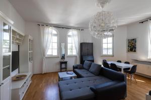 - un salon avec un canapé et une table dans l'établissement Parkside City Apartments No16, à Leipzig