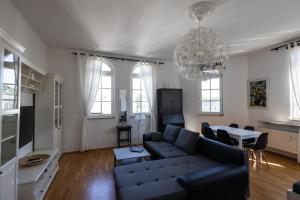 - un salon avec un canapé et une table dans l'établissement Parkside City Apartments No16, à Leipzig