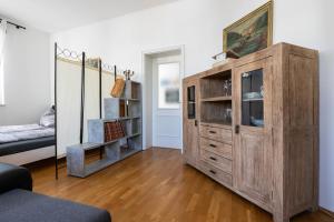une grande armoire en bois dans une chambre avec un lit dans l'établissement Parkside City Apartments No16, à Leipzig