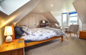 ein Schlafzimmer mit einem Bett und einem Tisch mit einer Lampe in der Unterkunft The View in Garlieston