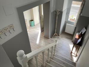 an overhead view of a hallway with a stairway at Casa Cea Ourense in Cea