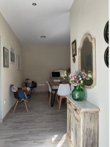 sala de estar con espejo y mesa con sillas en Casa Cea Ourense, en Cea