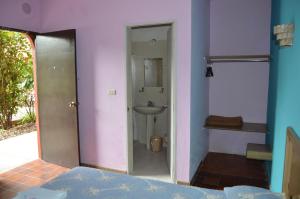 - une chambre avec une salle de bains pourvue d'un lavabo et d'un miroir dans l'établissement Hotel Tamuin, à Antiguo Tamuín
