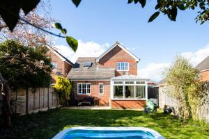 a house with a swimming pool in the yard at Chichester retreat house with free parking in Chichester