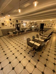 Cette grande chambre comprend des rangées de tables et de chaises. dans l'établissement Manoir De Rigourdaine, à Plouër-sur-Rance