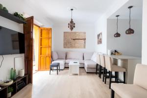 a living room with a couch and a table at La Casa (Casa familiar Premium) in Seville