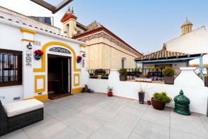 a patio of a house with a building at La Casa (Casa familiar Premium) in Seville