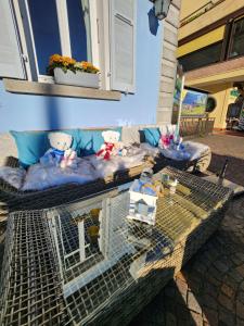 Hotel Millennium في لوكارنو: قفص الطيور مع دمية الدب يجلس على الأريكة