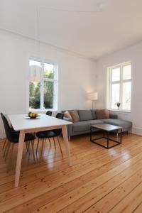 sala de estar con sofá y mesa en Scandi-Hygge Seaside House - only 10mins to Copenhagen en Charlottenlund