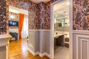 W łazience znajduje się umywalka i lustro. w obiekcie Mangili Garden Hotel w Rzymie