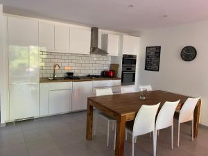Φωτογραφία από το άλμπουμ του Appartement et Studio Les Glycines σε Clara +5 φωτογραφίες
