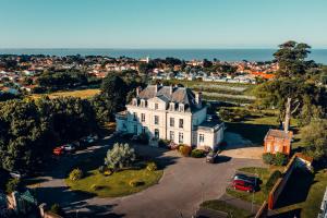 une vue aérienne d'une grande maison blanche dans l'établissement Domaine de La Gressière, à La Bernerie-en-Retz