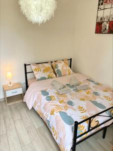 Les orchidées في Saint-Cybranet: غرفة نوم بسرير ومصباح