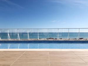 Bazén v ubytovaní Global Properties, Increible apartamento con vistas al mar, Canet d'en Berenguer alebo v jeho blízkosti
