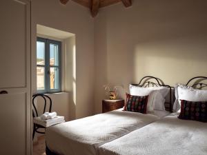 a bedroom with two beds and a window at Alkis Farm and Residence in Yírion
