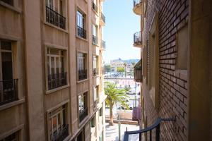 een uitzicht vanuit een steegje tussen twee gebouwen bij Living4Malaga New Marina Square in Málaga