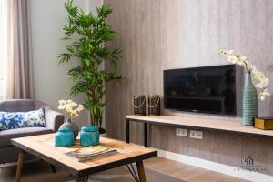 een woonkamer met een tv en een salontafel bij Living4Malaga New Marina Square in Málaga