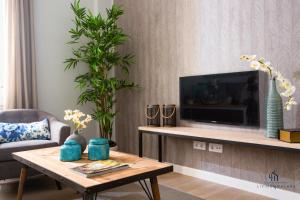 Televízia a/alebo spoločenská miestnosť v ubytovaní Living4Malaga New Marina Square