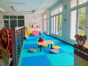 um quarto infantil com um ursinho de pelúcia e uma mesa em Ben Tre Riverside Resort em Ben Tre