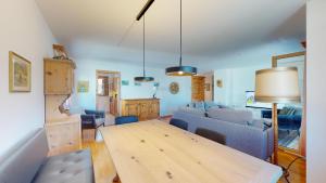 uma sala de estar com uma mesa e um sofá em Abitaziun Ova Cotschna 3B - St Moritz em St. Moritz