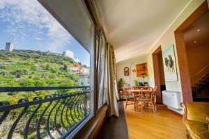 een kamer met een balkon met uitzicht bij Sa Domo e Giuanne e Giuanna in Bosa