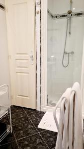 baño con ducha y puerta blanca en Le Plessis BBB, en Blois