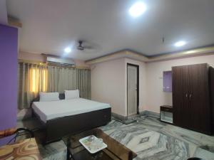 Un pat sau paturi într-o cameră la Rupali Inn Near Chinar Park, Airport