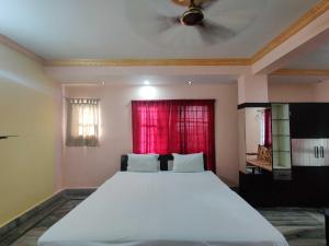 Un pat sau paturi într-o cameră la Rupali Inn Near Chinar Park, Airport