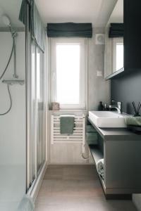 a bathroom with a sink and a window at gemütliches voll ausgestattes Tiny House in Vilseck