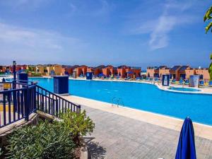 een groot zwembad in een resort bij Lemon Terraced House in Playa del Inglés