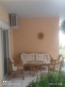 A seating area at La Playa 2