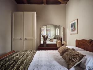 a bedroom with a bed and a large mirror at Alkis Farm and Residence in Yírion