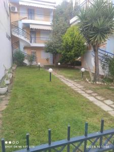 A garden outside La Playa 2